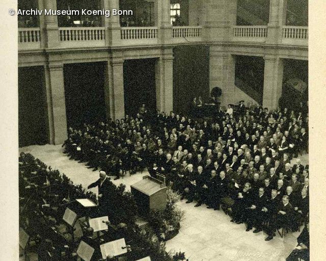 Historische Aufnahme einer parlamentarischen Sitzung im Museum König Bonn