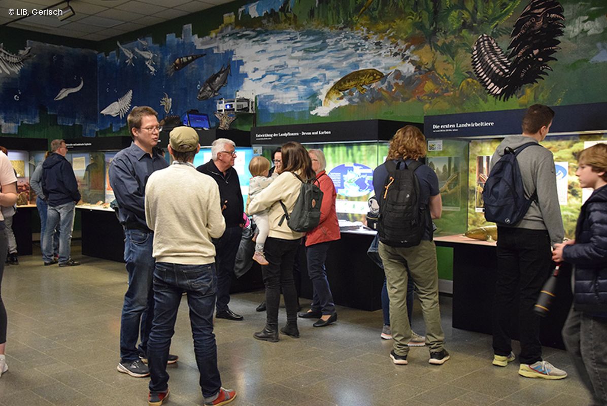 Menschen im Geologischen Museum