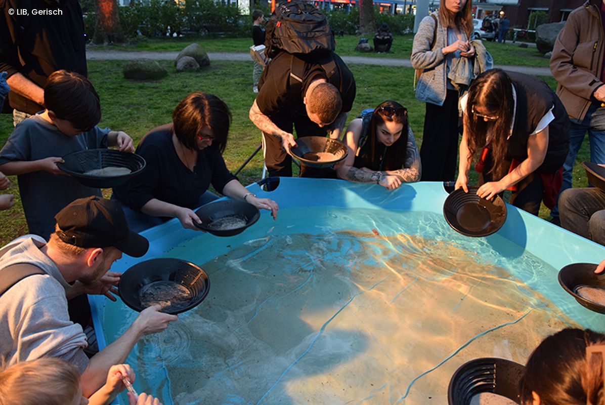 Menschen waschen Gold an Station