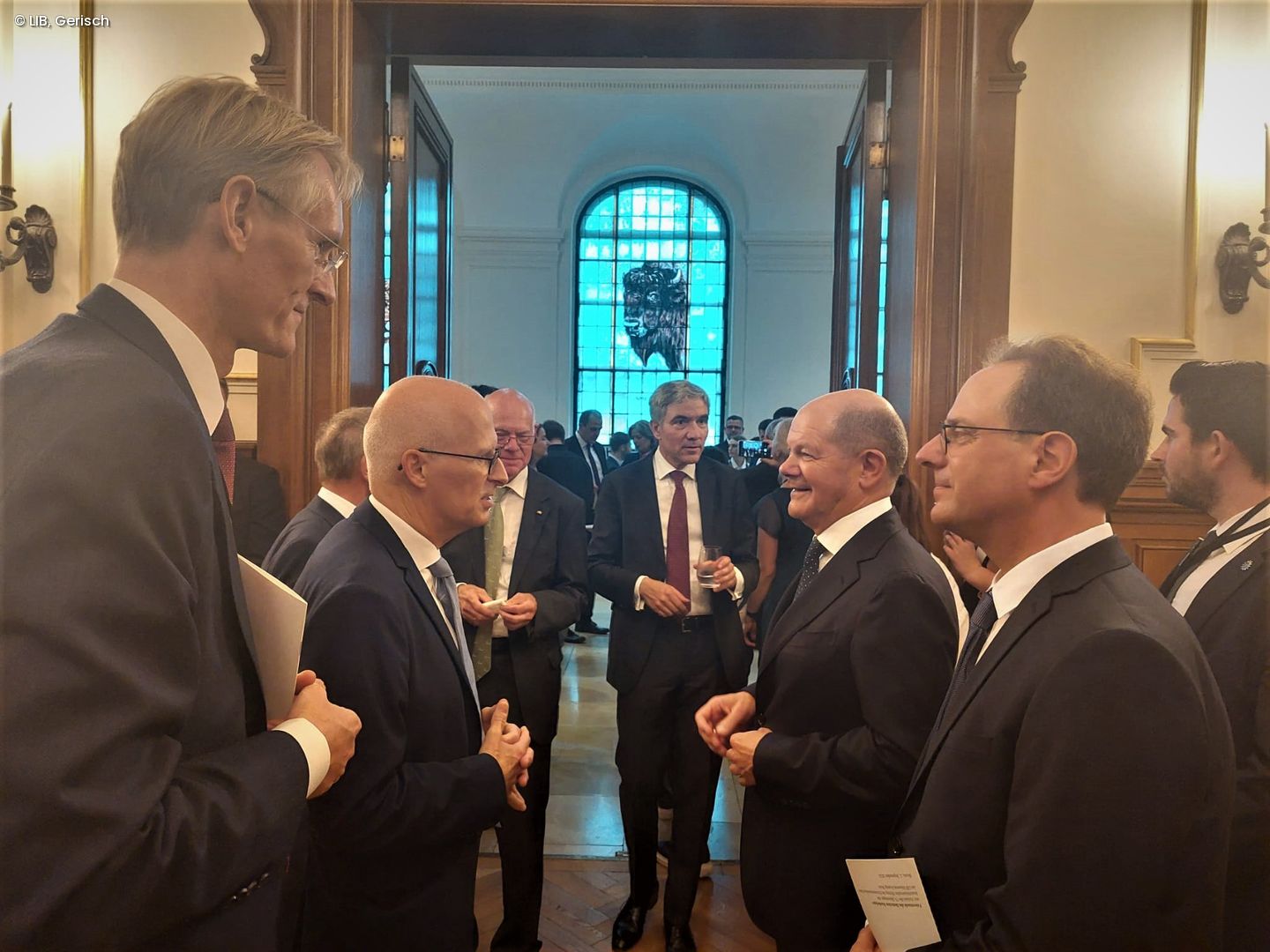 Personen des LIB und des politischen Lebens unterhalten sich