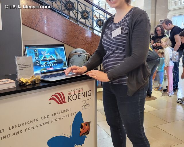 Frau stellt auf Computer Lernplattform NEO vor auf Museumsmeilenfest