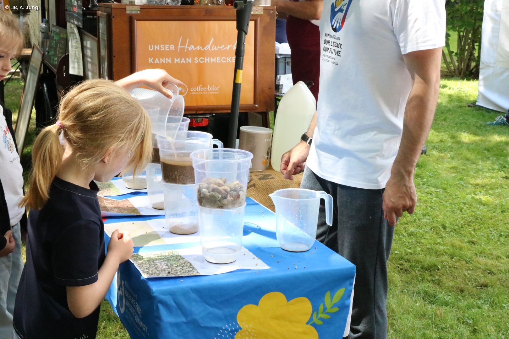 Kinder am Experimentieren auf dem Museumsmeilenfest