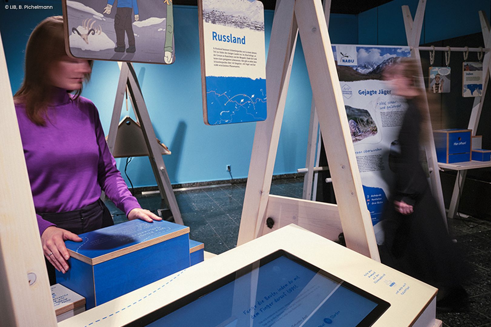 Frau an Station in der Ausstellung