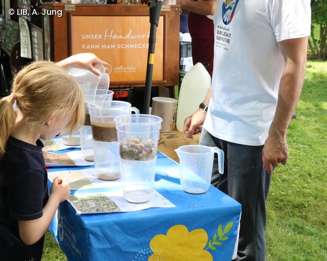 Kinder am Experimentieren auf dem Museumsmeilenfest