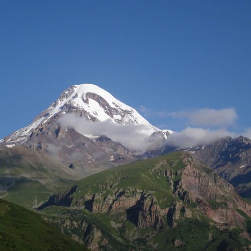 Berg mit Schnee auf der Spitze