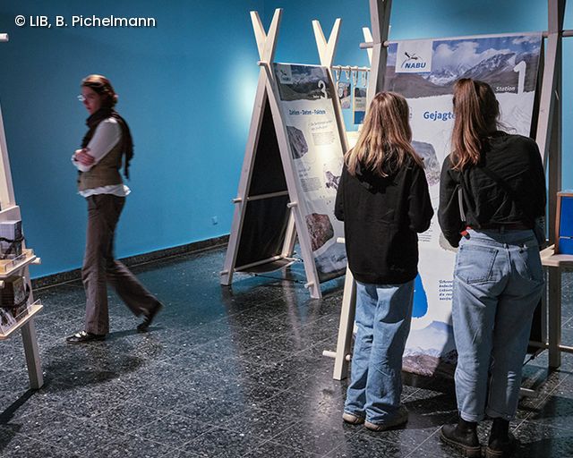 Museumsbesuchende in der Ausstellung