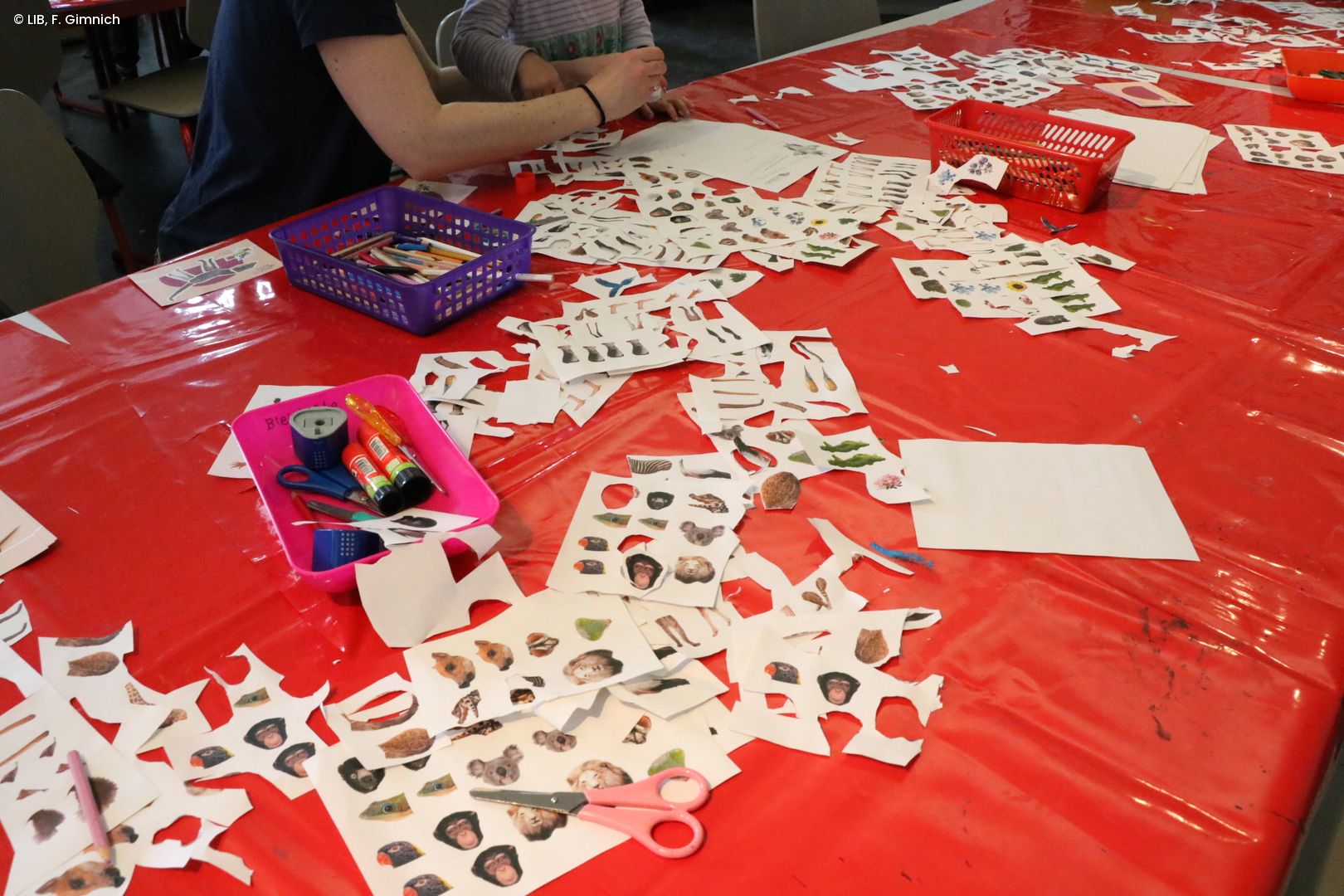 Kinder basteln auf dem Museumsmeilenfest