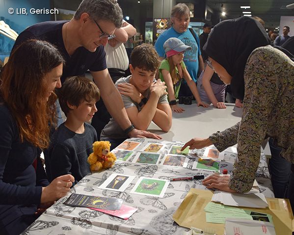 Familie an Station bei der Langen Nacht der Museen
