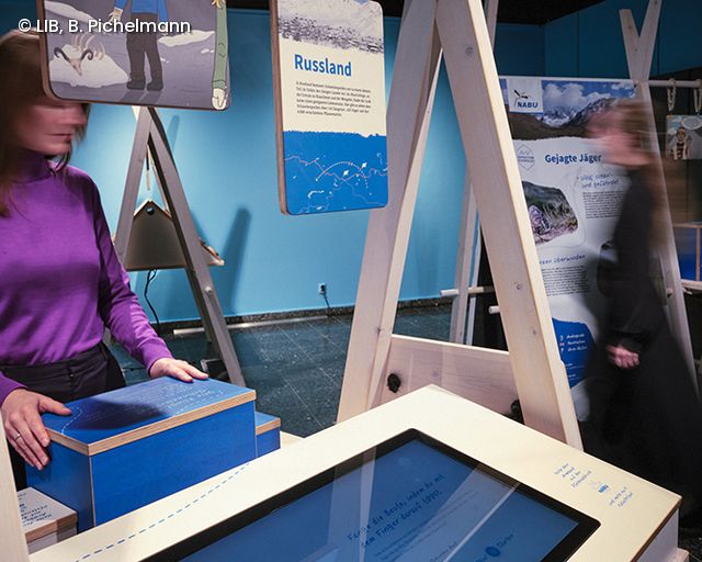 Frau an Station in der Ausstellung