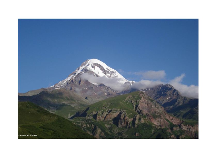 Berg mit Schnee auf der Spitze