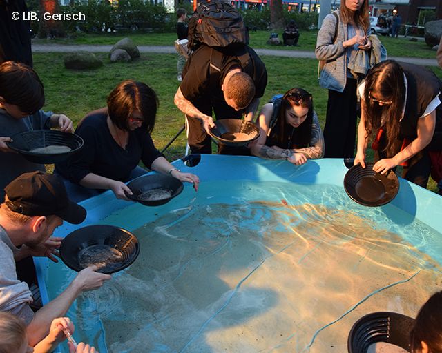 Menschen waschen Gold an Station