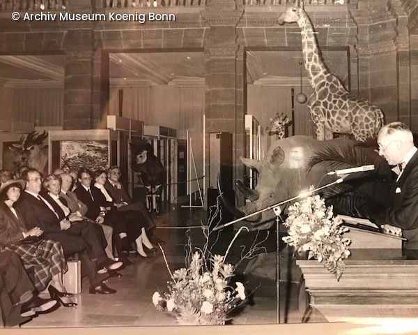 Historische Aufnahme einer parlamentarischen Sitzung im Museum König Bonn