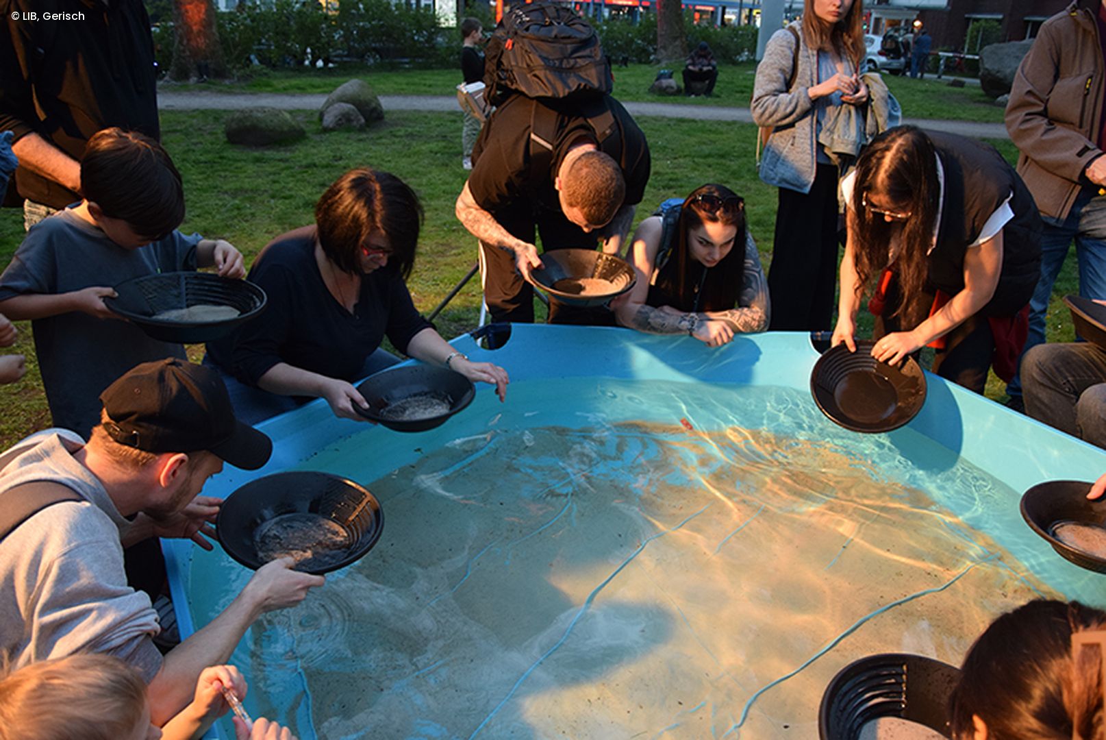 Menschen waschen Gold an Station
