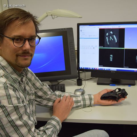 Emanuel Tschopp an seinem Arbeitsplatz