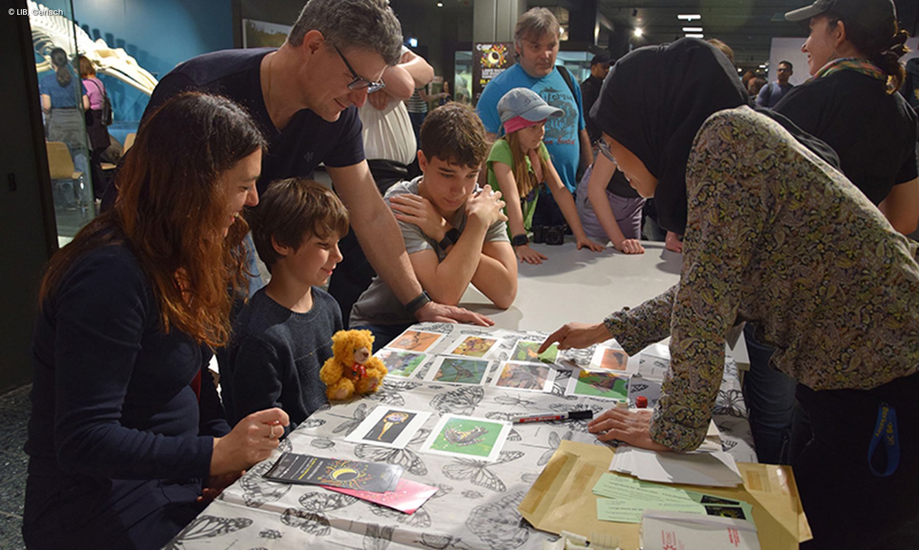 Familie an Station bei der Langen Nacht der Museen