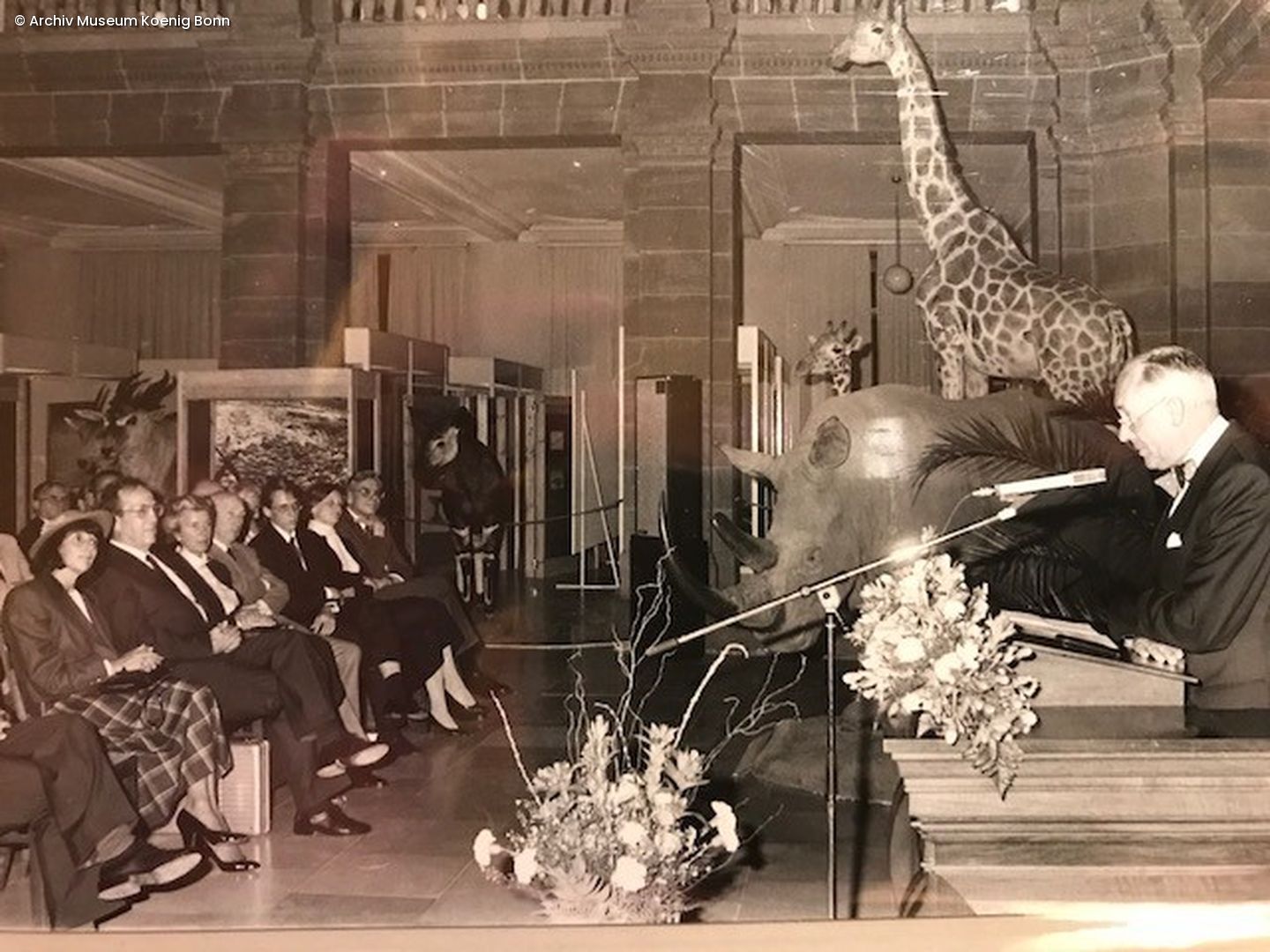 Historische Aufnahme einer parlamentarischen Sitzung im Museum König Bonn