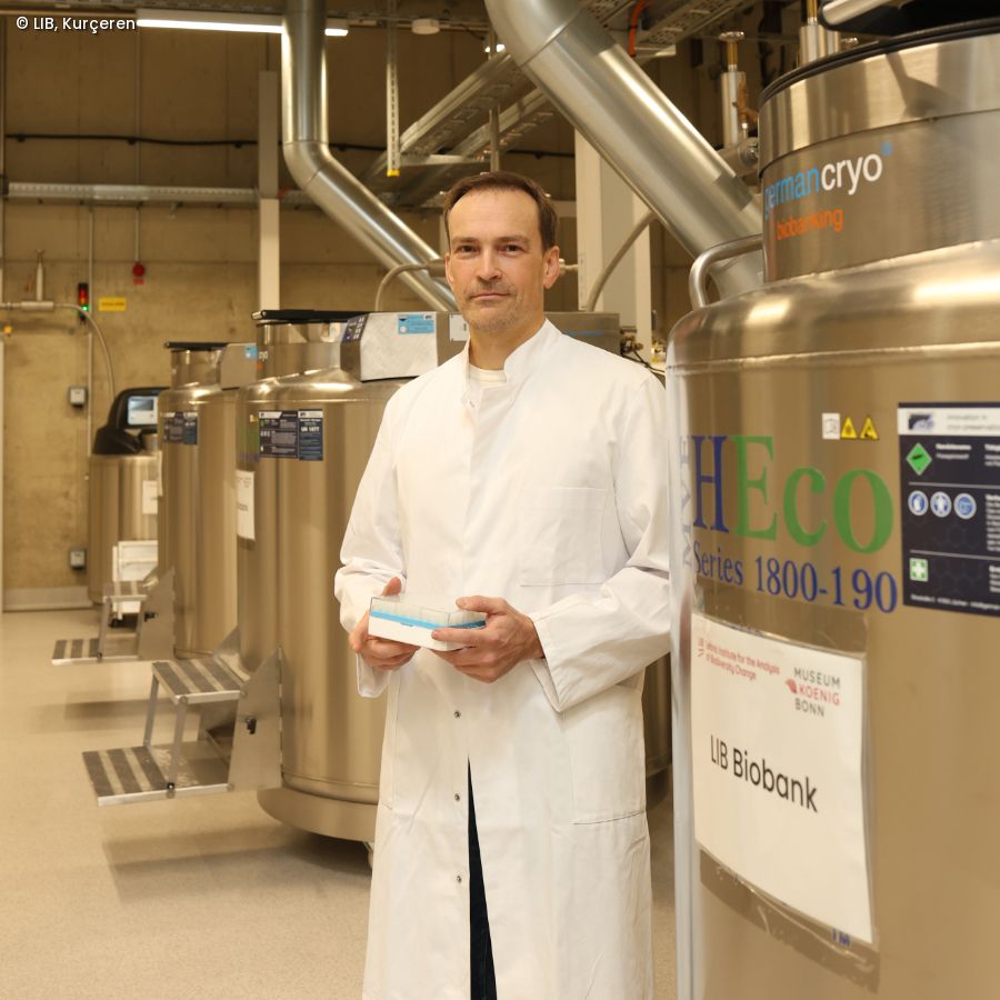 Dr. Jonas Astrin steht in der neuen Biobank des LIB