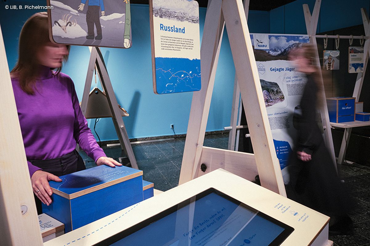 Frau an Station in der Ausstellung
