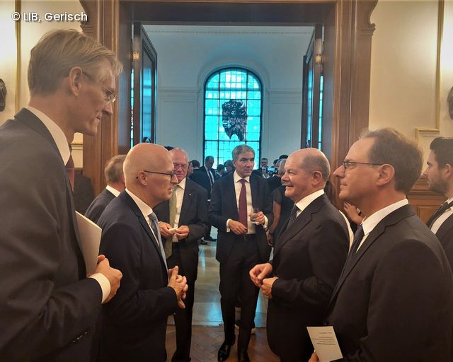 Personen des LIB und des politischen Lebens unterhalten sich