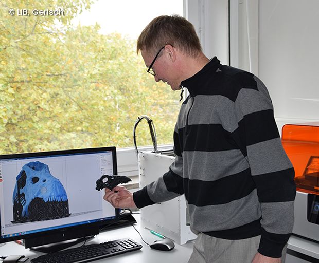 Thomas Kaiser begutachtet 3D Scan eines Dinosaurierschädels