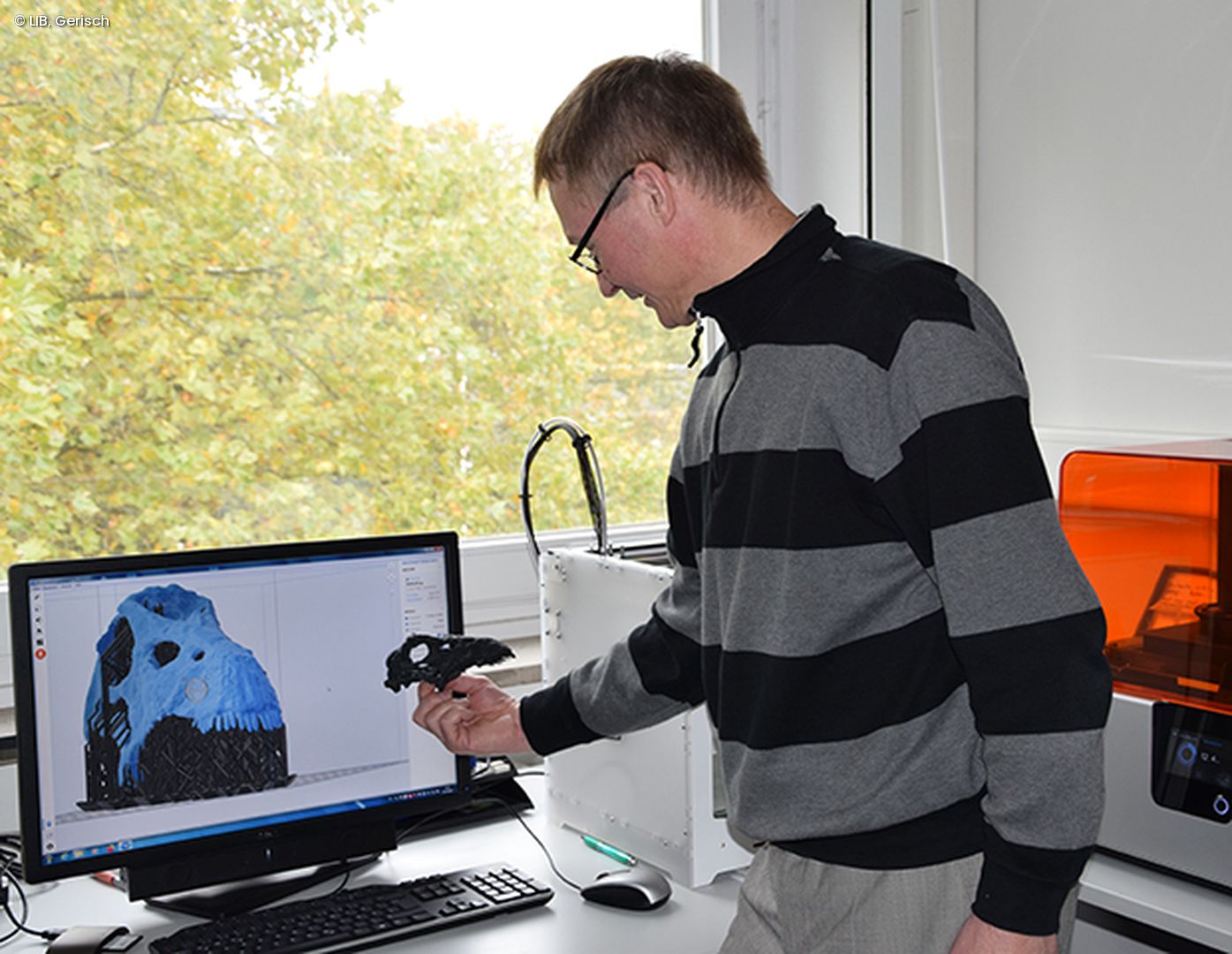 Thomas Kaiser begutachtet 3D Scan eines Dinosaurierschädels