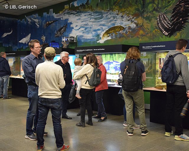 Menschen im Geologischen Museum
