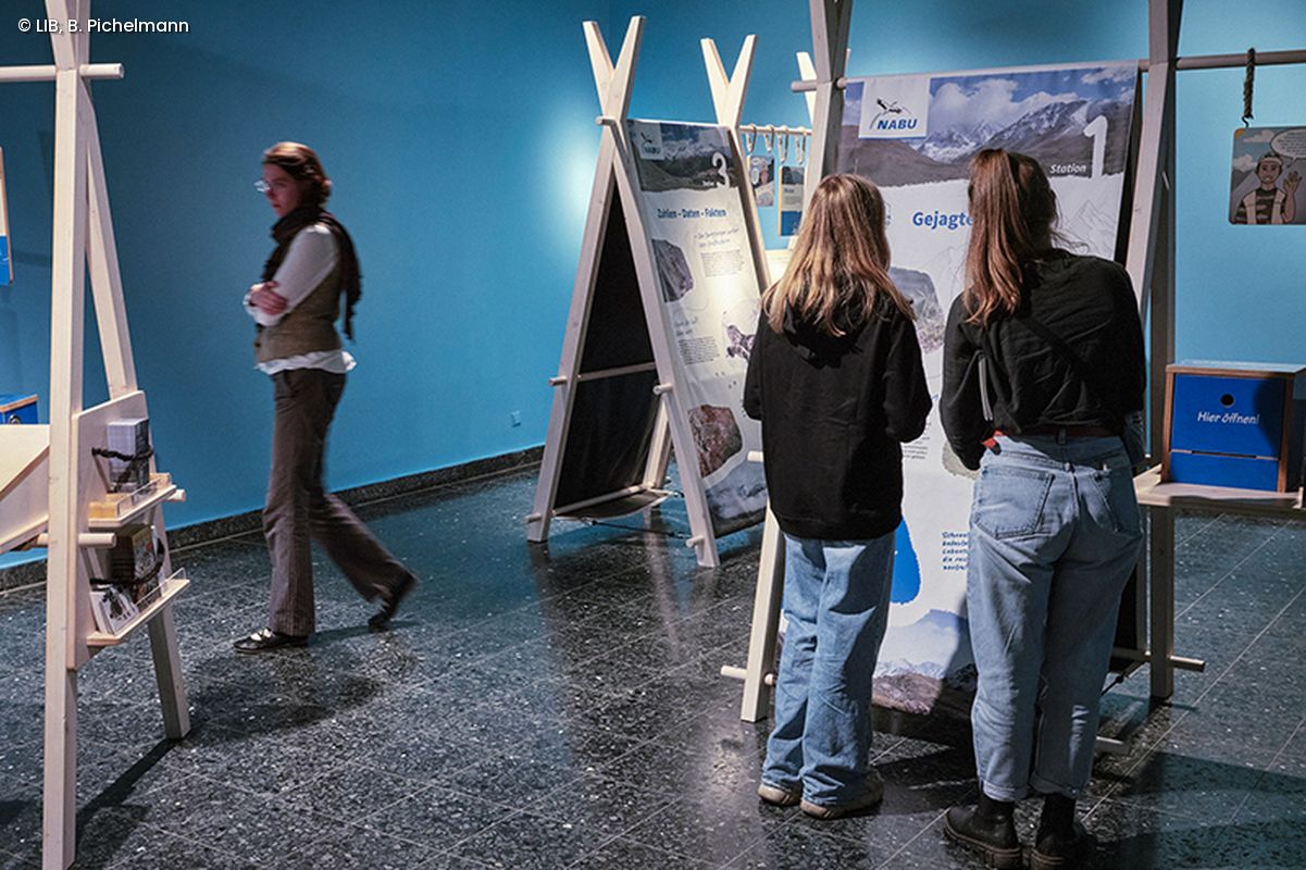 Museumsbesuchende in der Ausstellung