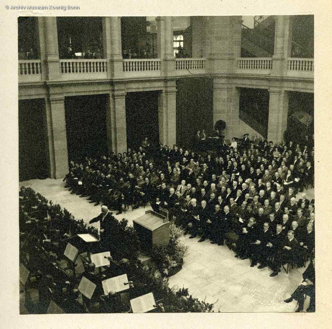 Historische Aufnahme einer parlamentarischen Sitzung im Museum König Bonn