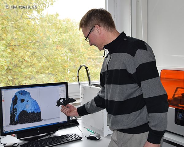 Thomas Kaiser begutachtet 3D Scan eines Dinosaurierschädels
