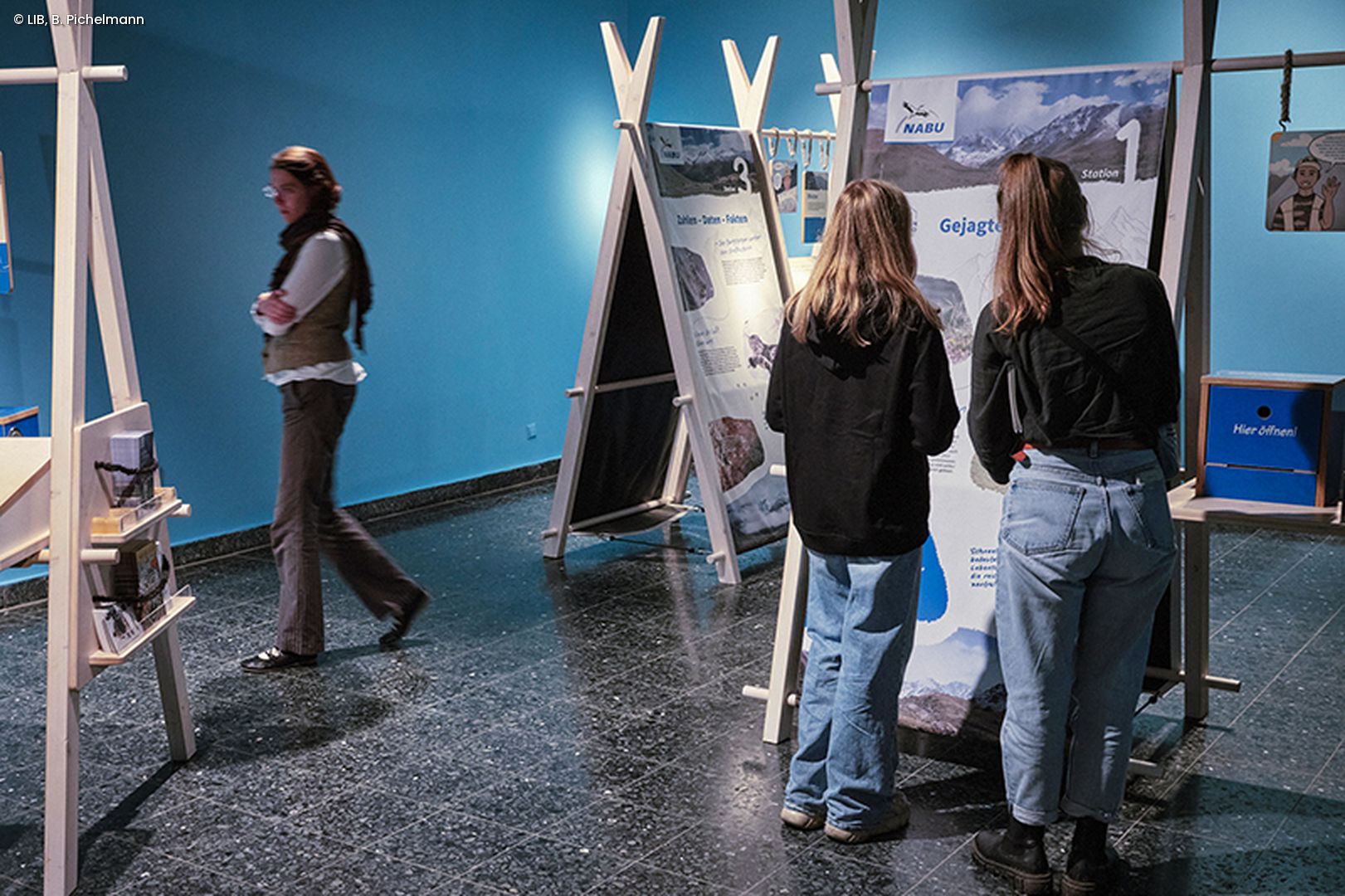 Museumsbesuchende in der Ausstellung