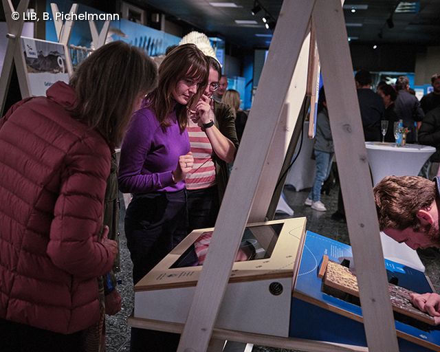 Museumsbesucher an Ausstellungsstation
