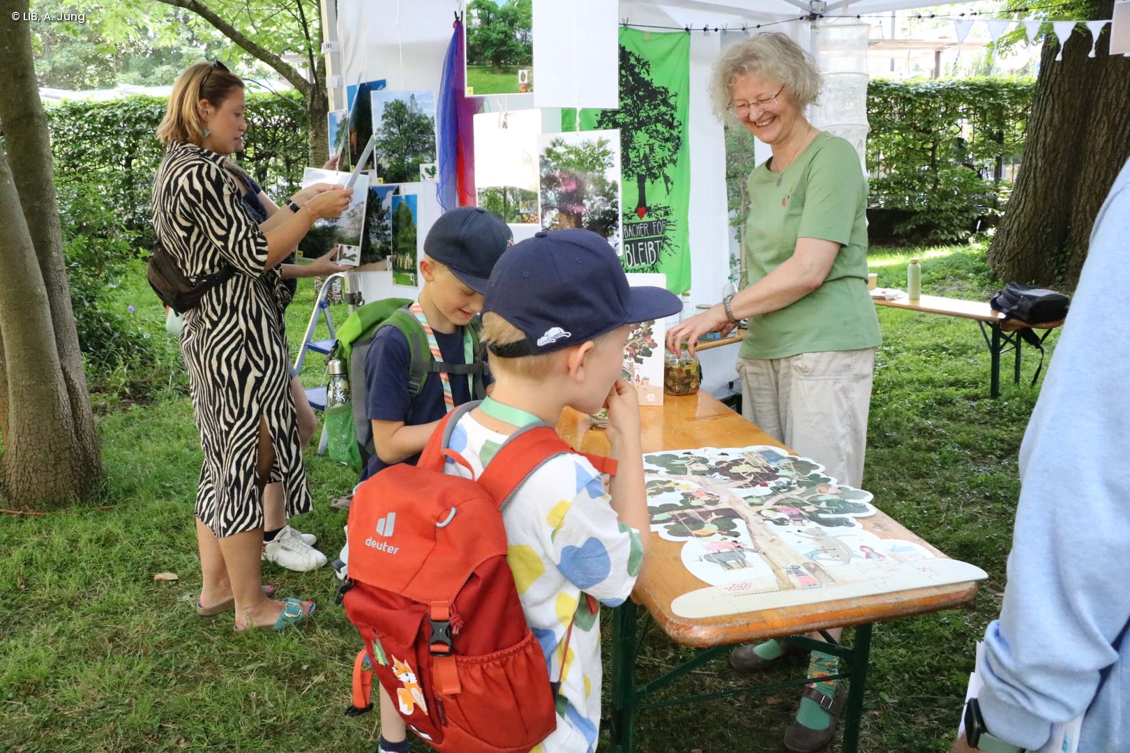 Besuchende erkunden Bäume auf dem Museumsmeilenfest