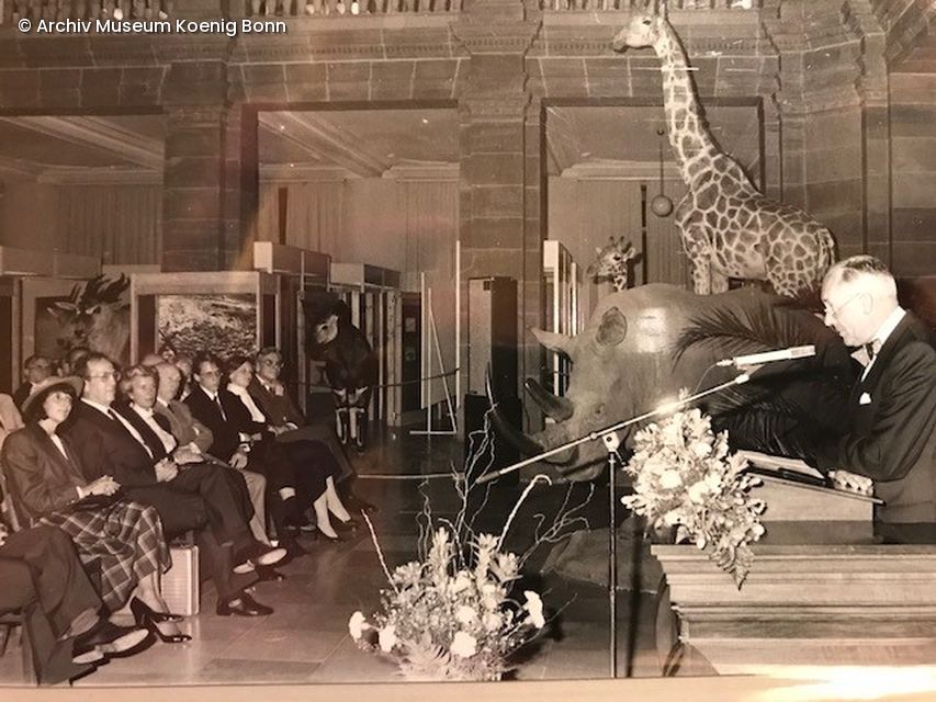 Historische Aufnahme einer parlamentarischen Sitzung im Museum König Bonn