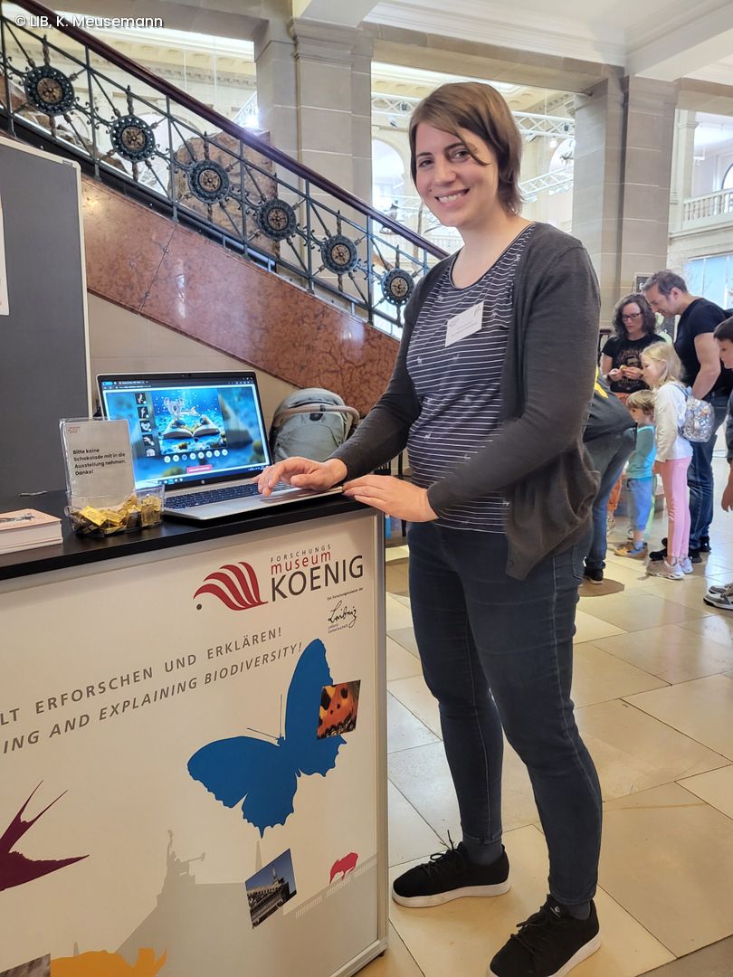 Frau stellt auf Computer Lernplattform NEO vor auf Museumsmeilenfest