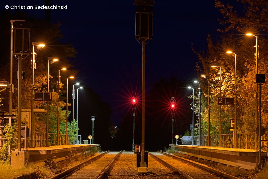 Beleuchteter Bahngleis im Dunkeln