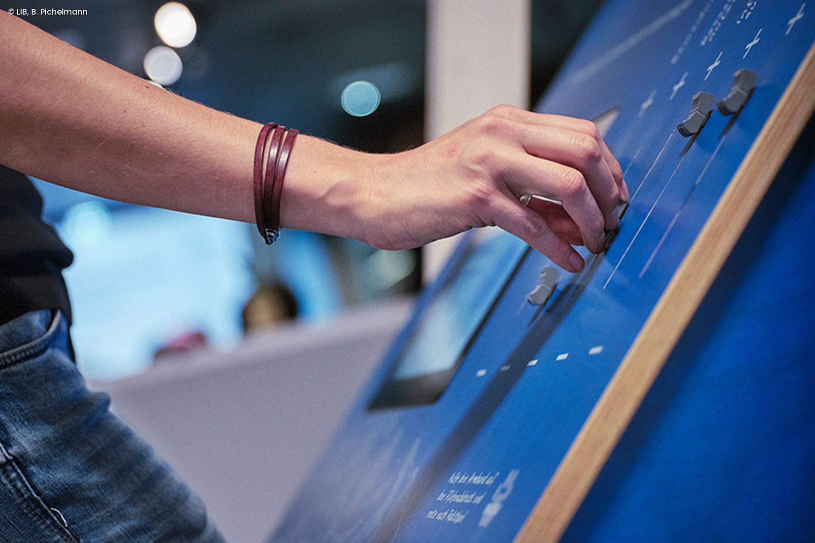Hand an Ausstellungsstation